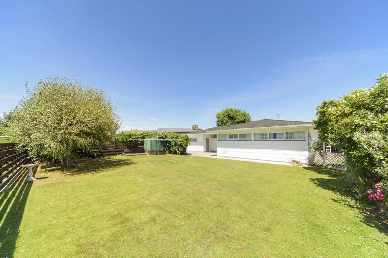 Photo of property in 77 Wikiriwhi Crescent, Awapuni, Palmerston North, 4412