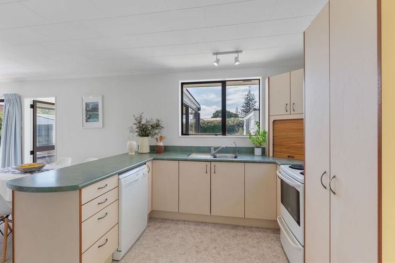 Photo of property in 13 Atua Street, Waikanae Beach, Waikanae, 5036