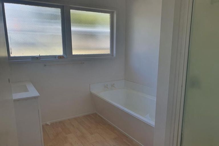Photo of property in 148 Tiroroa Avenue, Te Atatu South, Auckland, 0610