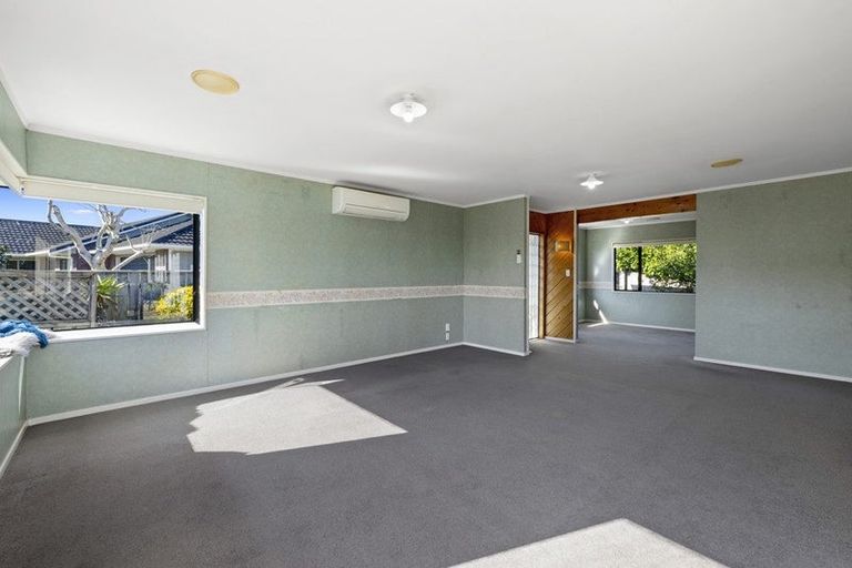 Photo of property in 7 Larsen Place, Merrilands, New Plymouth, 4312