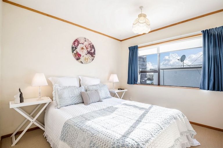 Photo of property in 1 Tiri View Place, Waiake, Auckland, 0630