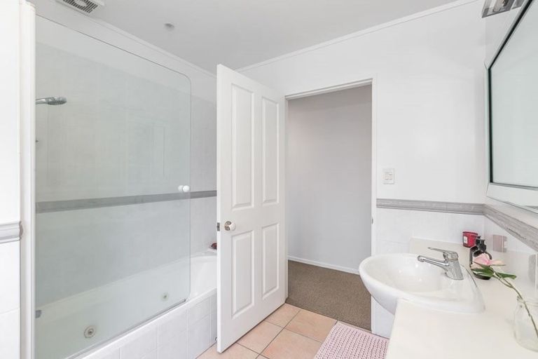 Photo of property in 13 Kahala Place, West Harbour, Auckland, 0618