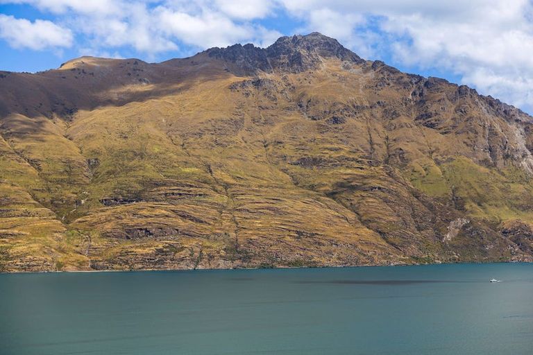 Photo of property in 64 Dart Place, Fernhill, Queenstown, 9300