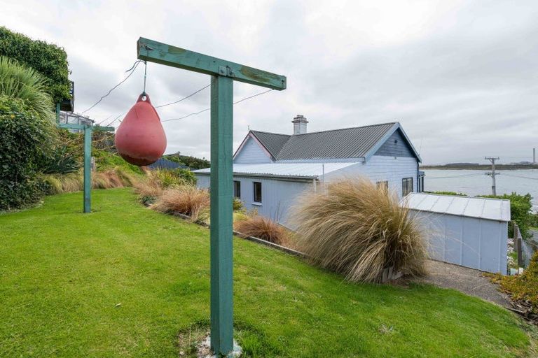 Photo of property in 90 Marine Parade, Bluff, 9814