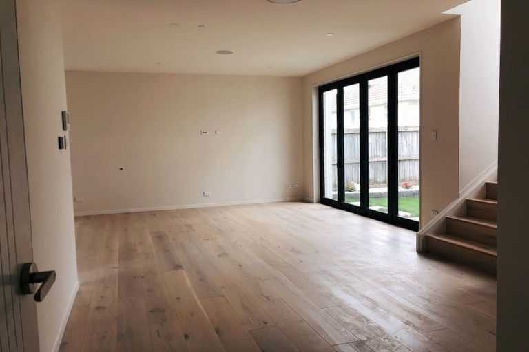 Photo of property in 33a Roberts Avenue, Bayswater, Auckland, 0622