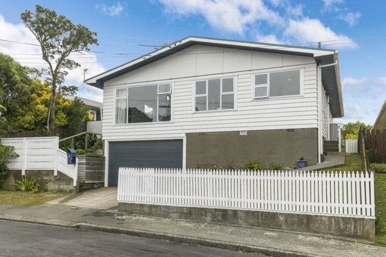 Photo of property in 3 Alder Place, Newlands, Wellington, 6037