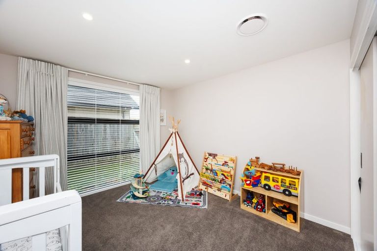 Photo of property in 4 Sardinia Grove, Fitzherbert, Palmerston North, 4410
