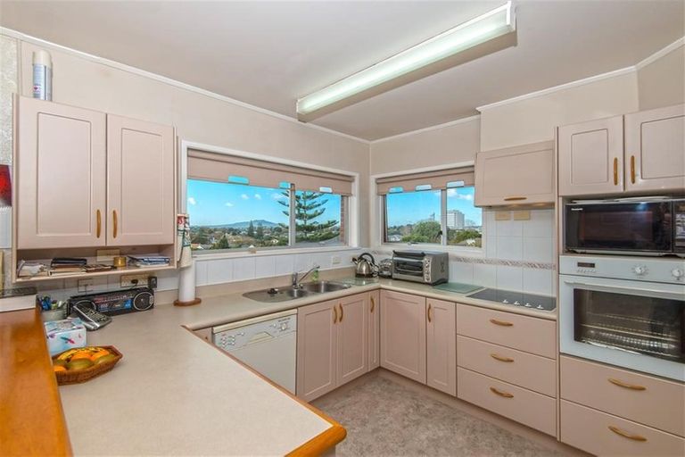 Photo of property in 33a Forrest Hill Road, Milford, Auckland, 0620
