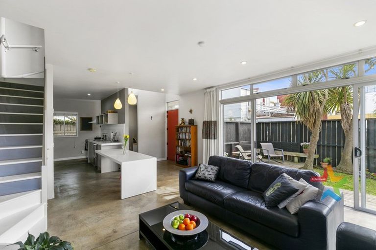 Photo of property in 139b The Parade, Island Bay, Wellington, 6023