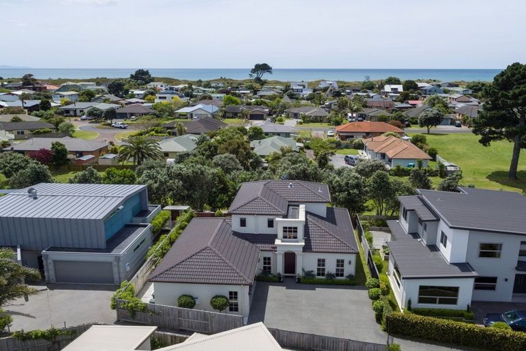 Photo of property in 12 Ella Place, Papamoa Beach, Papamoa, 3118