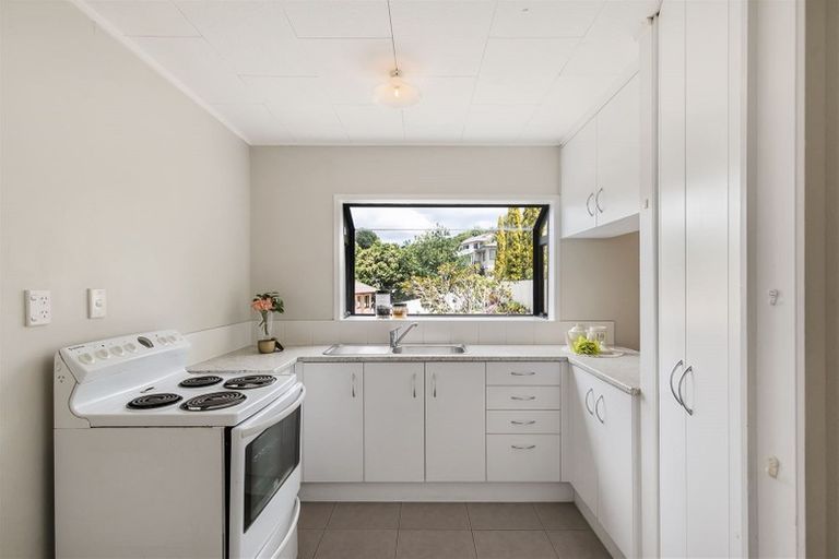 Photo of property in 2/11 Kupari Place, Totara Vale, Auckland, 0629