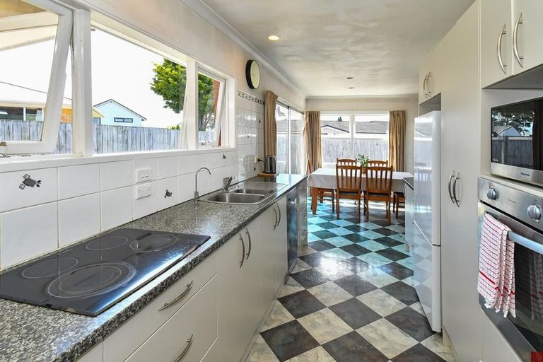 Photo of property in 16 Mccall Place, Opaheke, Papakura, 2113