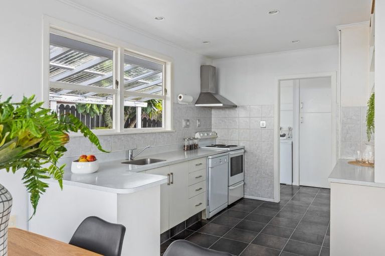 Photo of property in 1/8 Ludlow Terrace, Totara Vale, Auckland, 0627