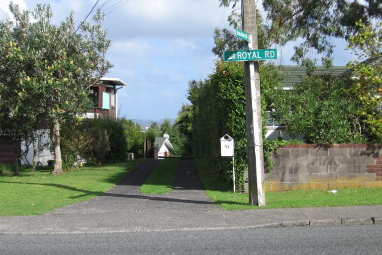 Photo of property in 43 Royal Road, Massey, Auckland, 0614