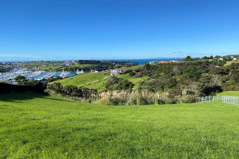 Photo of property in 127 Roberts Road, Matakatia, Whangaparaoa, 0930