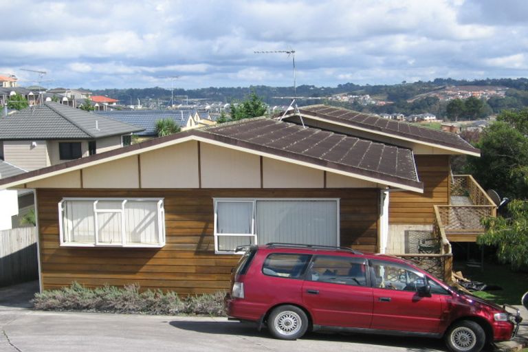 Photo of property in 2/776 East Coast Road, Oteha, Auckland, 0630