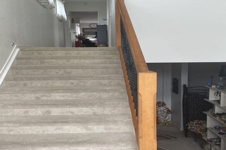 Photo of property in 12 Stubbs Place, Fairview Heights, Auckland, 0632