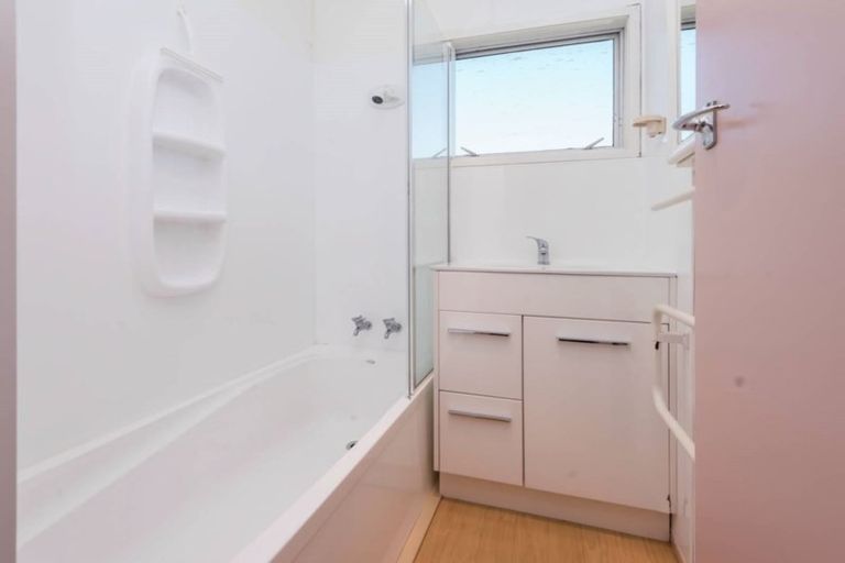 Photo of property in 2/1 Dalwhinnie Parade, Highland Park, Auckland, 2010