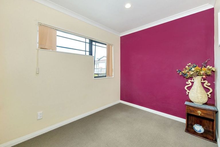Photo of property in 2/890 East Coast Road, Northcross, Auckland, 0630