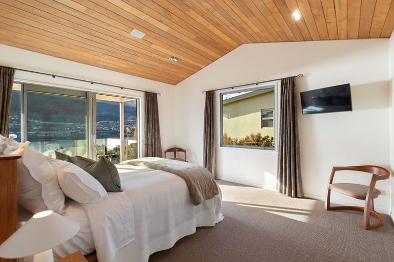 Photo of property in 4 Elizabeth Place, Kelvin Heights, Queenstown, 9300