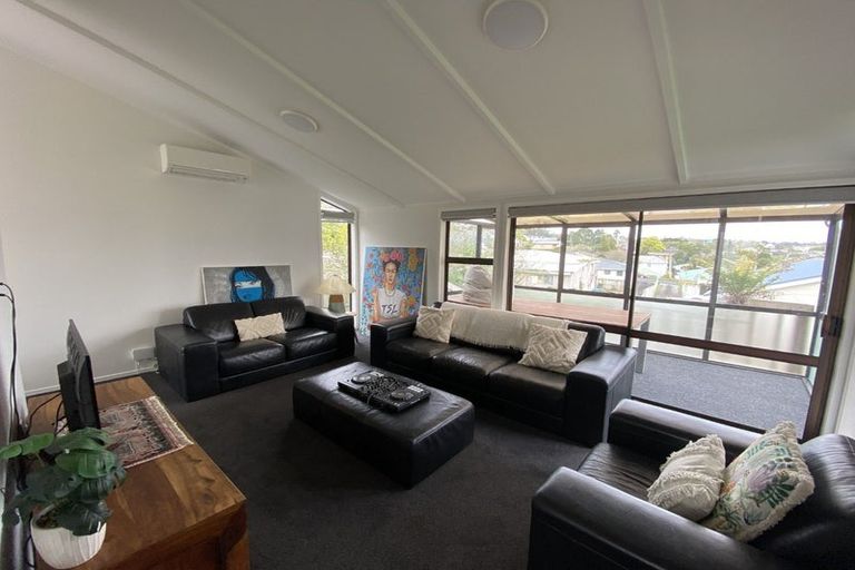Photo of property in 2/6 Clare Place, Glenfield, Auckland, 0629