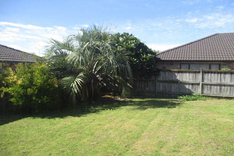 Photo of property in 12 Ballydonegan Rise, East Tamaki, Auckland, 2013