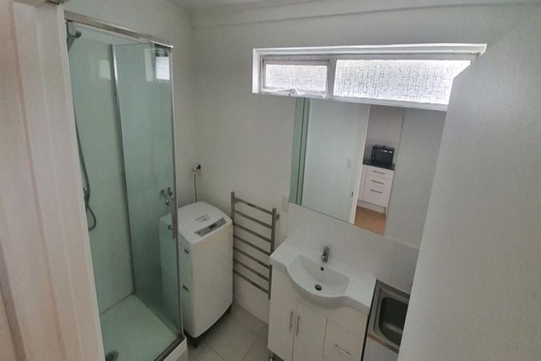 Photo of property in 16 Colin Wild Place, Glenfield, Auckland, 0629