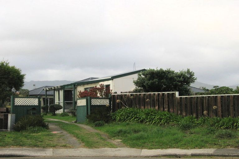 Photo of property in 18 Fenside Street, Waikanae Beach, Waikanae, 5036