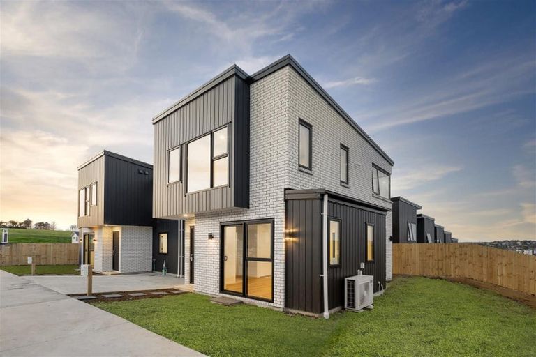 Photo of property in 12 Kautawa Lane, Massey, Auckland, 0614