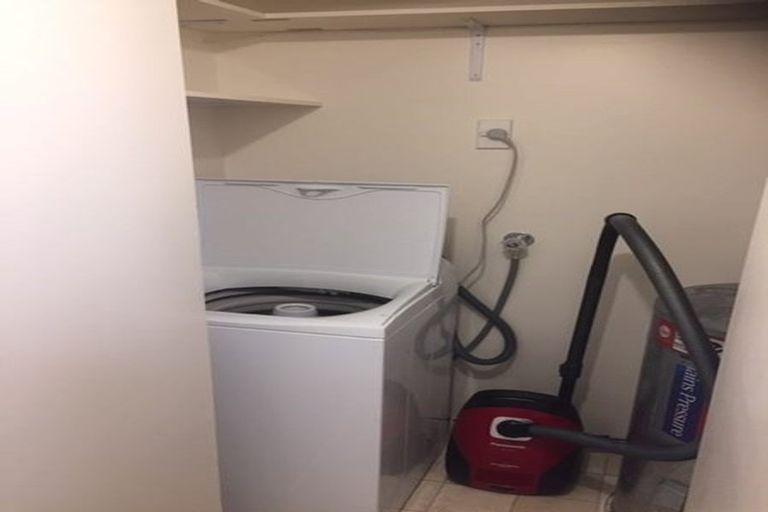 Photo of property in 87 Victory Crescent, Tawa, Wellington, 5028