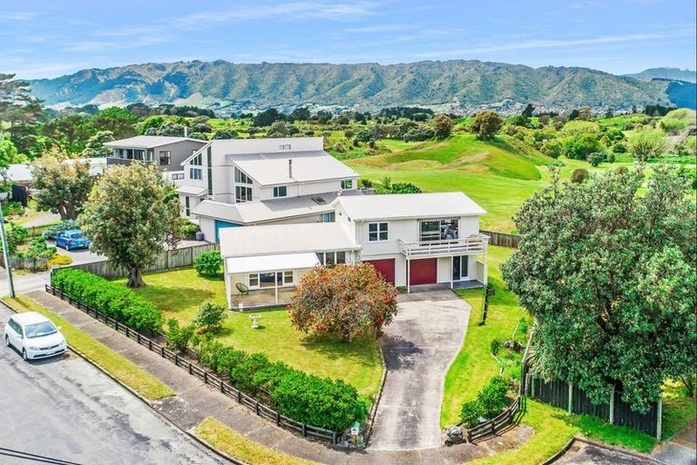 Photo of property in 2 Atua Street, Waikanae Beach, Waikanae, 5036