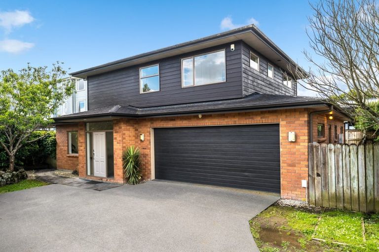 Photo of property in 16h Lincoln Road, Henderson, Auckland, 0610