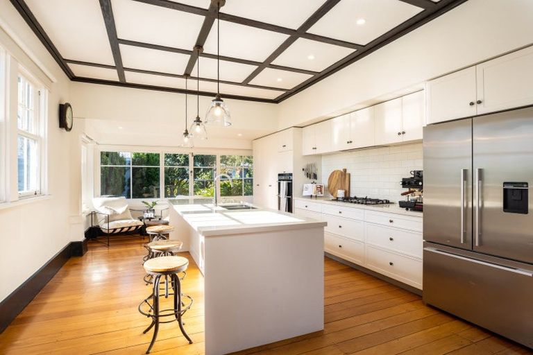 Photo of property in 22 Ridge Lane, New Plymouth, 4310