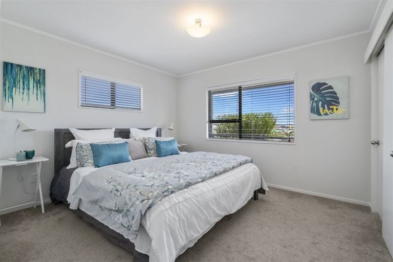 Photo of property in 2/23 Flaunty Place, West Harbour, Auckland, 0618