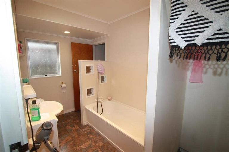 Photo of property in 14 Oawai Place, Marfell, New Plymouth, 4310