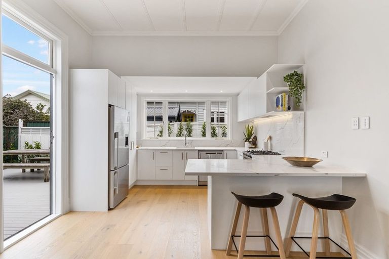 Photo of property in 7 Fairfax Avenue, Northcote, Auckland, 0627