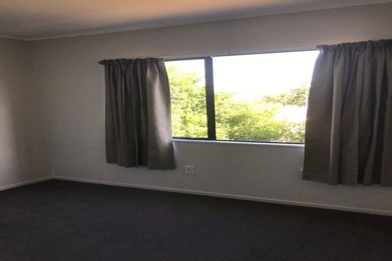 Photo of property in 5 San Bernadino Drive, Henderson, Auckland, 0612