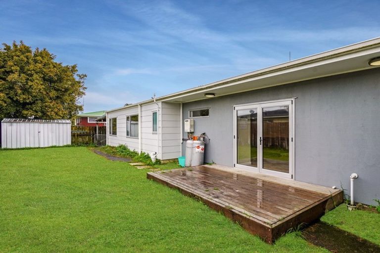 Photo of property in 1/17a Tawa Road, Te Atatu Peninsula, Auckland, 0610