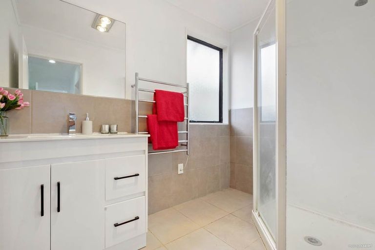 Photo of property in 1/194 Te Irirangi Drive, Flat Bush, Auckland, 2023