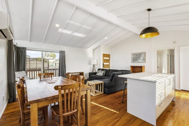 Photo of property in 17 Newland Grove, Henderson, Auckland, 0610