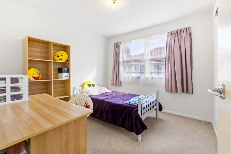 Photo of property in 1/8 Edwards Avenue, Henderson, Auckland, 0610