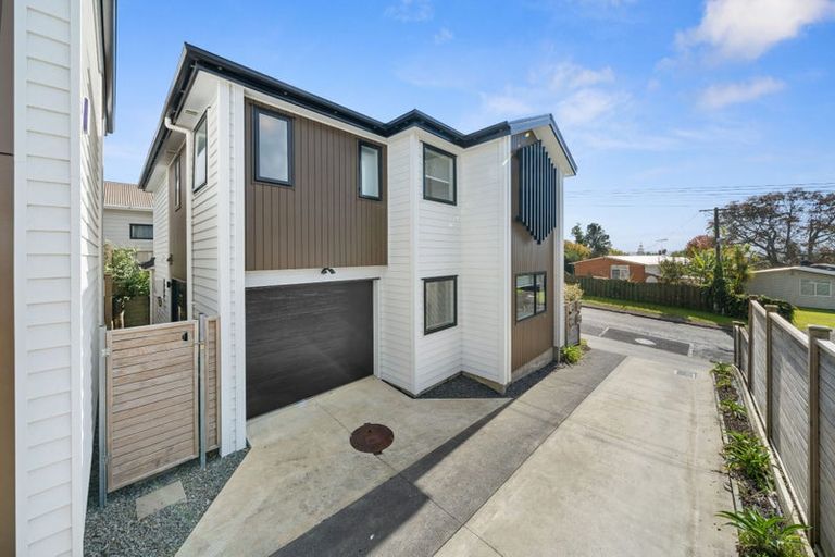 Photo of property in 1b Valron Road, Te Atatu South, Auckland, 0602