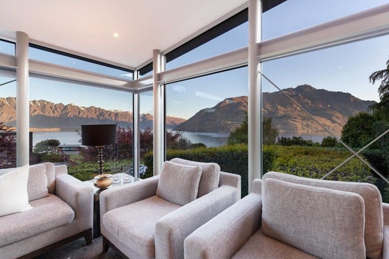 Photo of property in 6 Whitbourn Place, Fernhill, Queenstown, 9300
