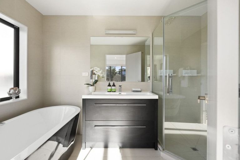 Photo of property in 2/41 Fairmount Road, Titirangi, Auckland, 0604