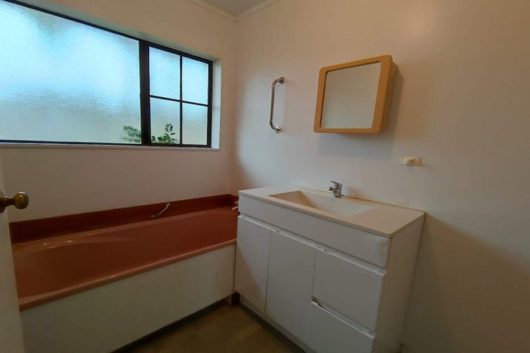 Photo of property in 1/74 Godley Road, Green Bay, Auckland, 0604
