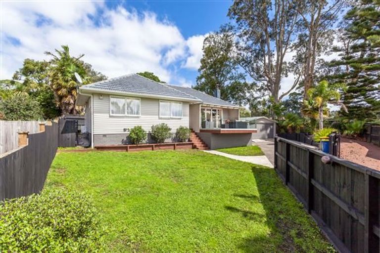 Photo of property in 15 Cajero Place, Green Bay, Auckland, 0604