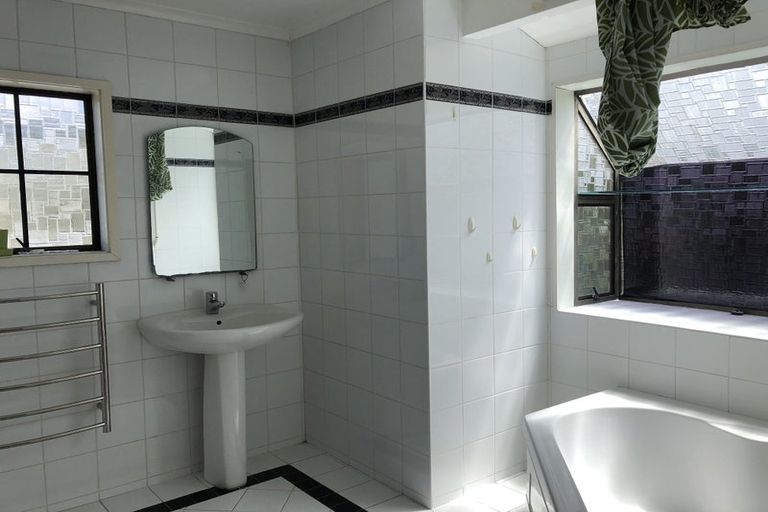 Photo of property in 30 Hoskins Avenue, Hillsborough, Auckland, 1042