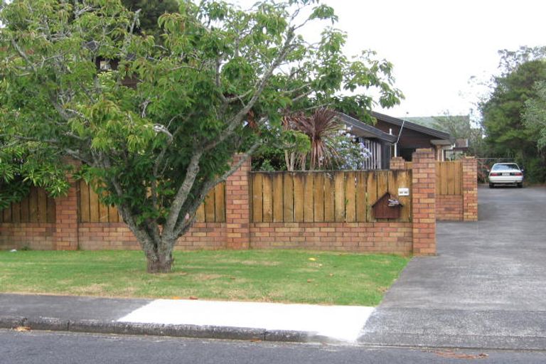 Photo of property in 7b Harrybrook Road, Green Bay, Auckland, 0604