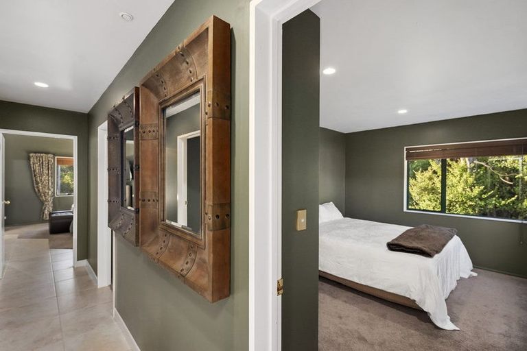 Photo of property in 28 Tyrico Close, Unsworth Heights, Auckland, 0632