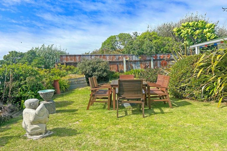 Photo of property in 1a Field Way, Waikanae Beach, Waikanae, 5036